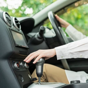 レンタカーを運転する人のイメージ