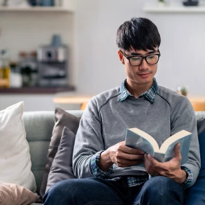 本を読んで勉強している人のイメージ