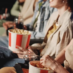 映画館でポップコーンを食べる人のイメージ