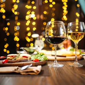 レストランで食事をする人のイメージ
